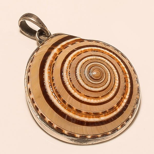 VINTAGE 92.5 STERLING SILVER CARVED BEAUTIFUL SHELL PENDANT