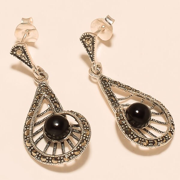 VINTAGE 92.5 STERLING SILVER CARVED BEAUTIFUL ONYX DROP EARRING