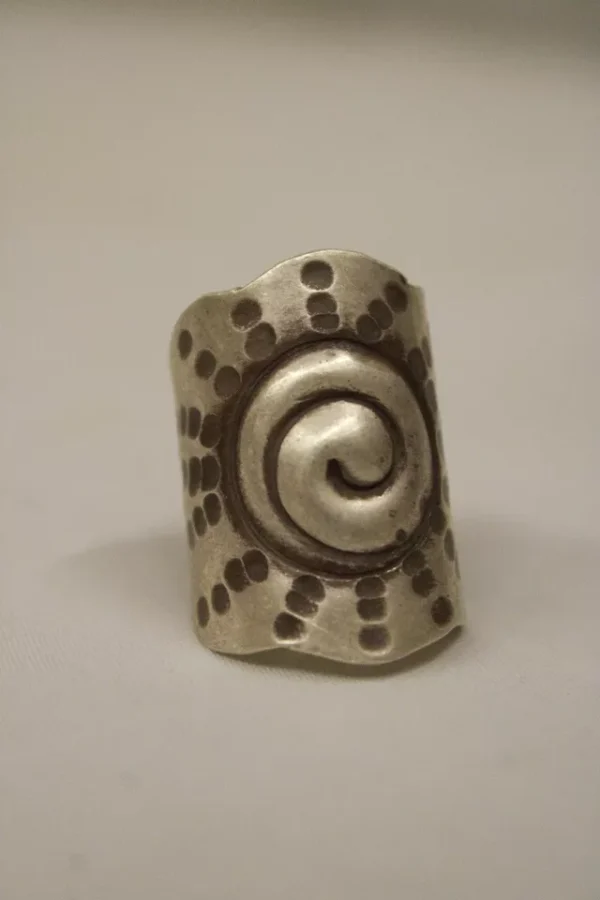 Hammered Spirals Tube Eye Figure Sterling Silver Ring