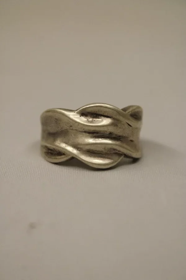 Sterling Silver Avon Ring with Flower Design - Image 2